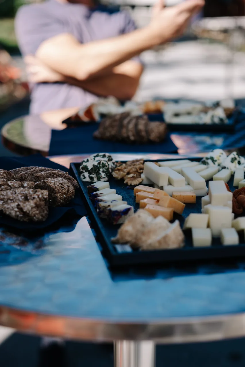 Plateau de fromage valaisan, viande séchée et pain
