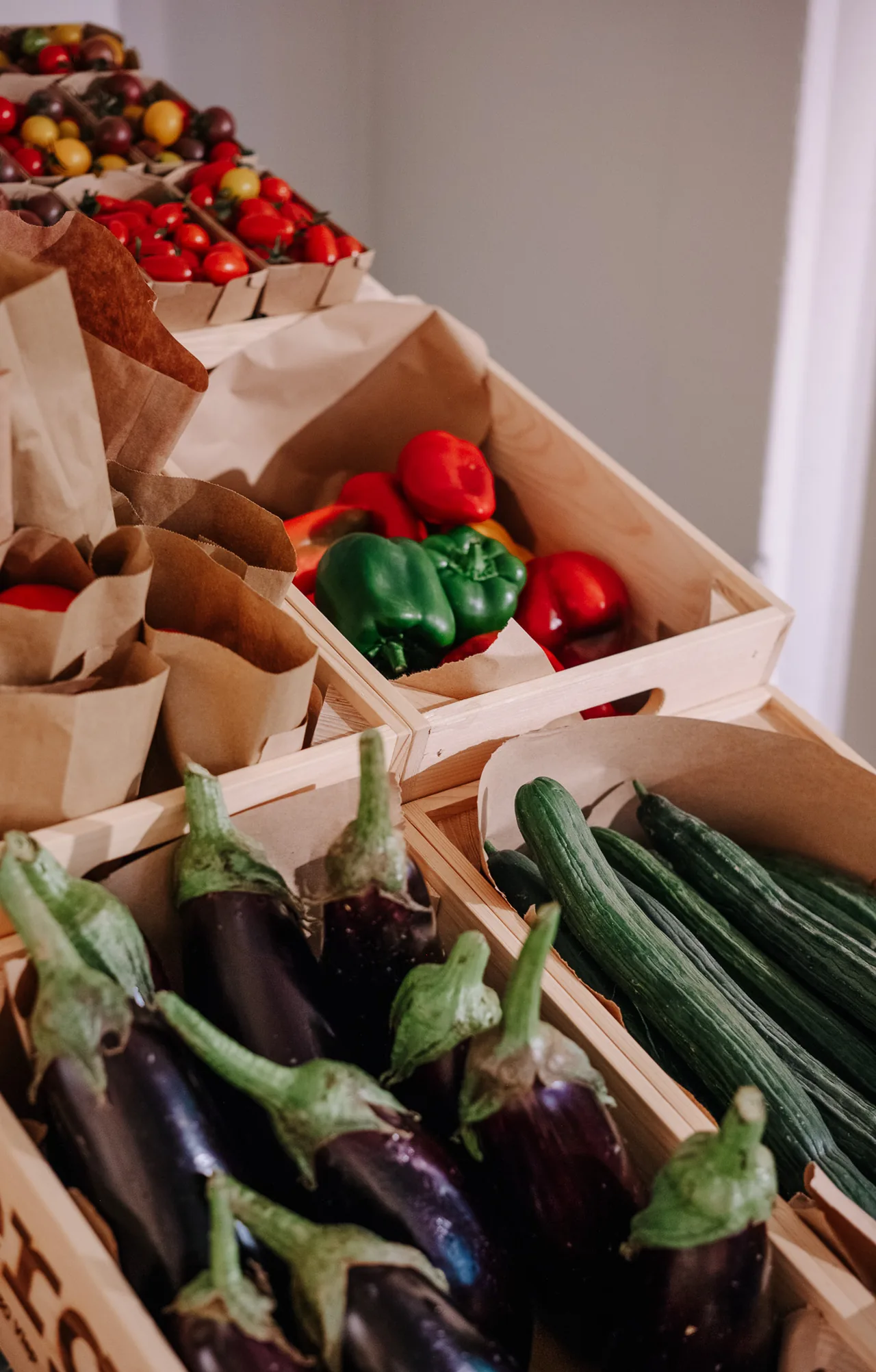 Poivrons, aubergines et tomates dans des caisses en bois