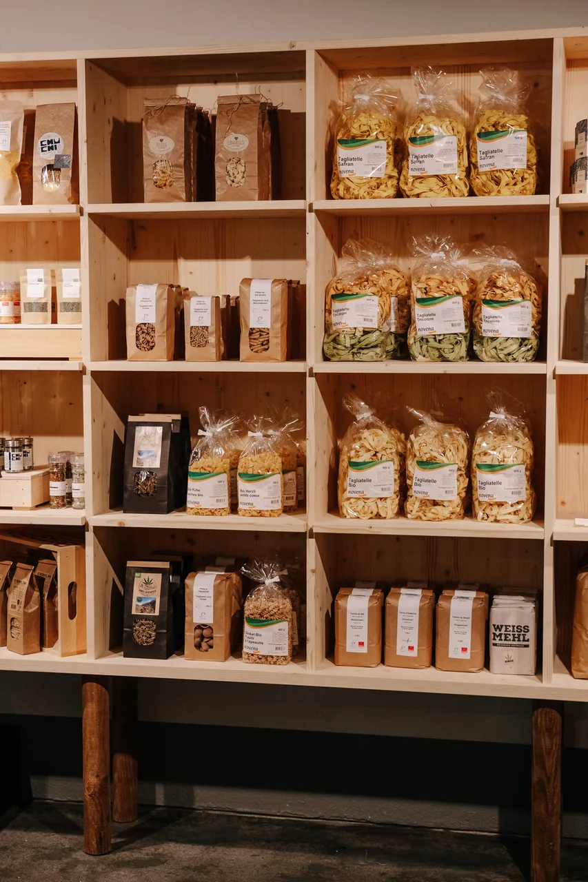Casiers avec des pâtes valaisannes et des produits secs
